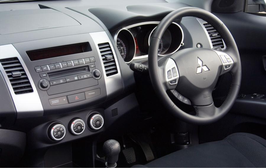  Mitsubishi Outlander Warrior 2007 года  (UK) (фото 17 из 39)